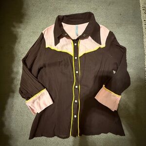 Brown & Pink Women’s Western Shirt with Yellow Trim & pearl buttons. Size Medium